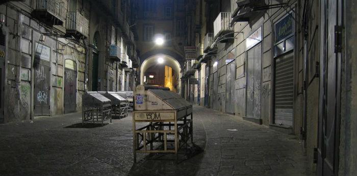 Foto notturna di port'alba con vista sugli ingressi della libreria Guida