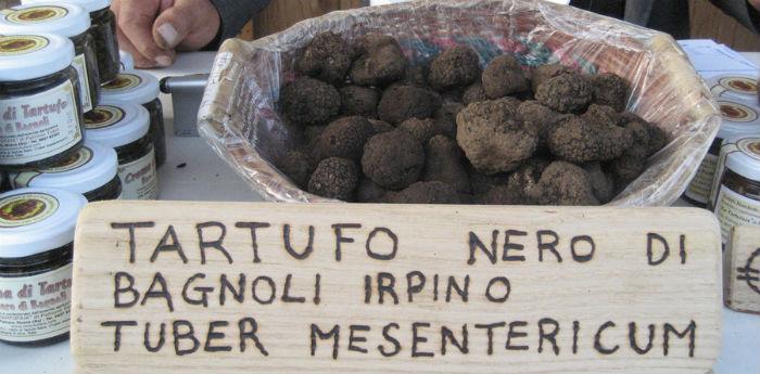 Exposición del mercado de trufa negra en Bagnoli Irpino