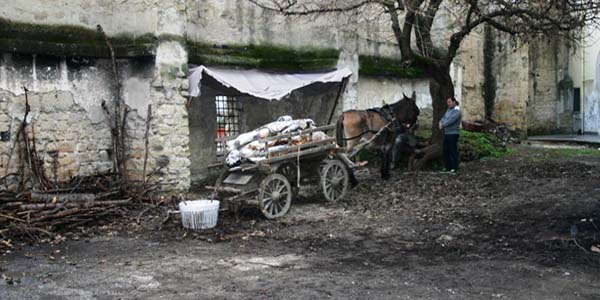 Un carretto di scena sul set del film su Giacomo Leopardi girato a Napoli