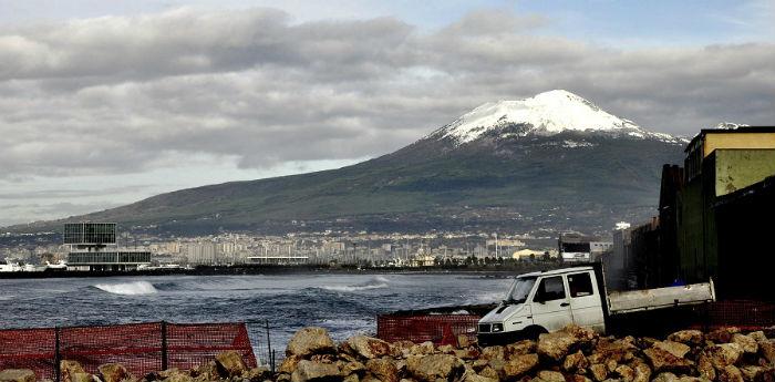 Fría Nápoles y nieve en el Monte Vesubio