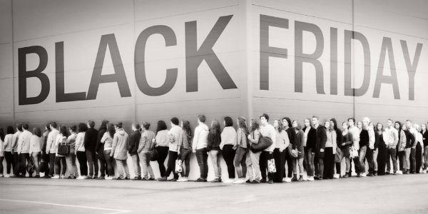 Fila de pessoas na fila para Black Friday em Sorrento