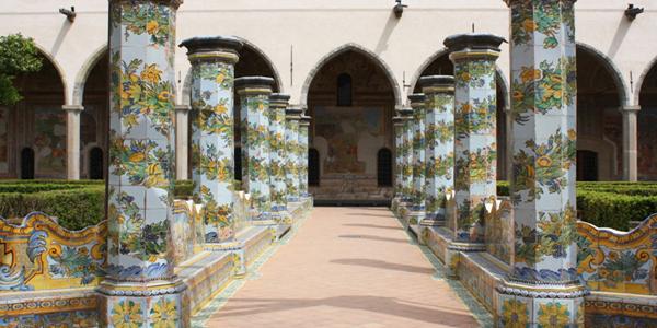 o claustro majólica do mosteiro de santa chiara em nápoles