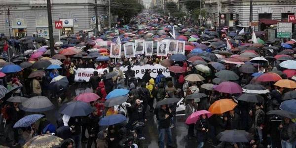 demostración de río inundado en el centro de Nápoles