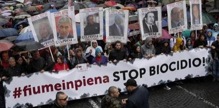 demostración de Fiume en su totalidad en Nápoles para decir detener a biocida