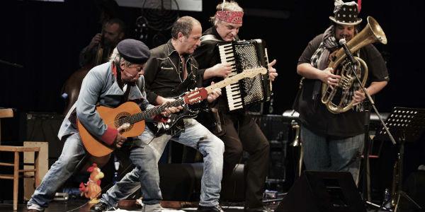 O amor é um cachorro azul de Paolo Rossi no palco do Teatro Bellini em Nápoles