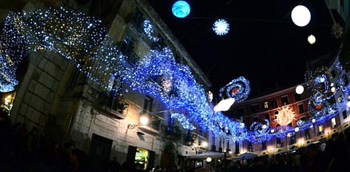 instalación de luces de artistas en la calle de san gregorio armeno di napoli