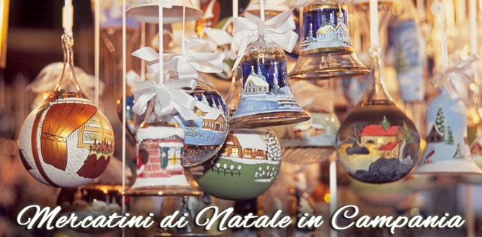 Una foto che raffigura delle decorazioni natalizie vendute nei Mercatini