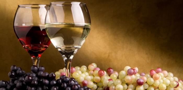 Verres à vin pour la nuit de la moisson dans la Via dell'Epomeo à Naples