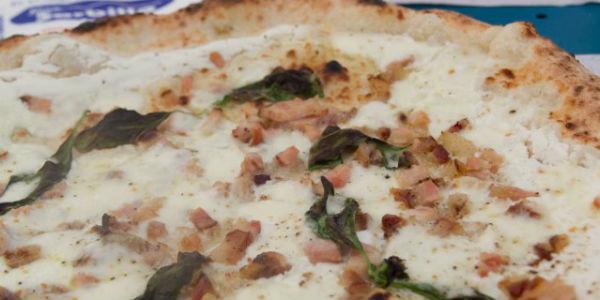 Pizza ciccioli e ricotta di Sorbillo a Napoli