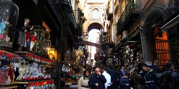 las cunas de la calle San Gregorio-Armenio en Nápoles