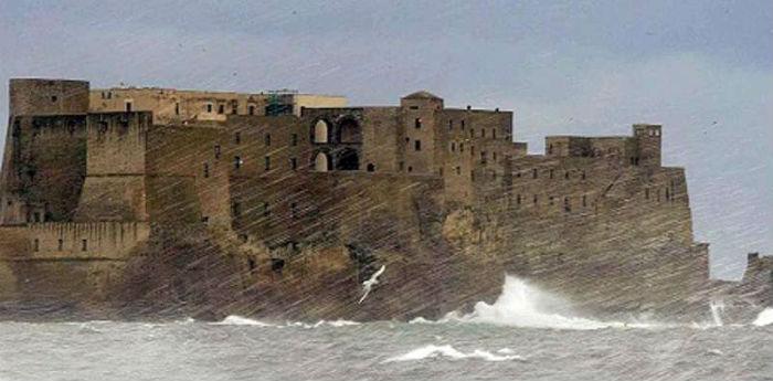 Foto des Castels des Ivo während eines Sturms in Neapel mit einem Halt an den Verbindungen durch Meer