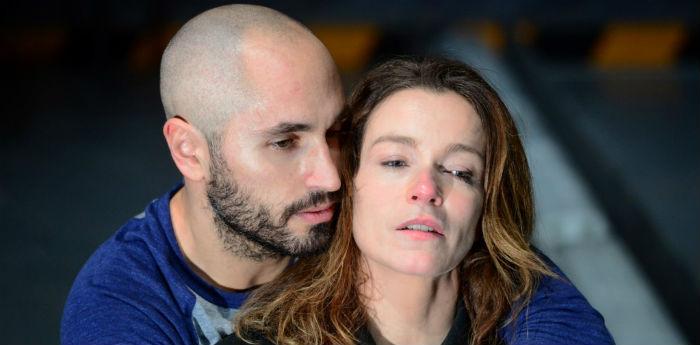 Stefania Rocca e Daniele Russo no espetáculo Recordar com raiva no Teatro Bellini em Nápoles