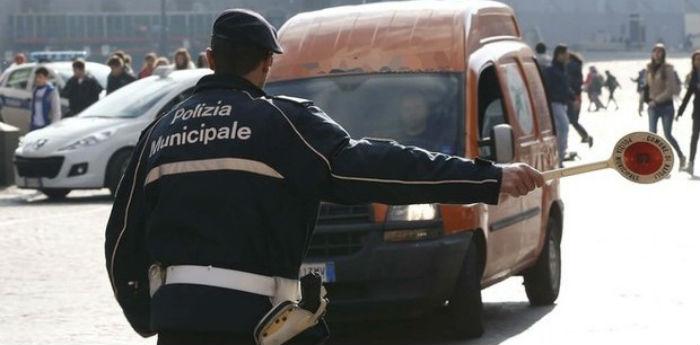 Arrêtez les voitures à Naples sur 14 et 15 December 2013