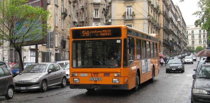 un autobús de la mañana en Nápoles