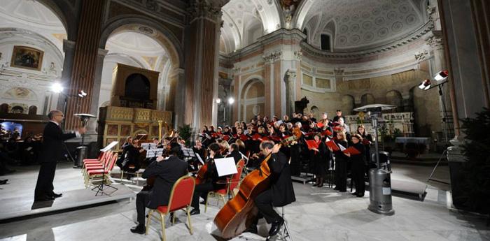 un concierto dentro de la Basílica de San Giovanni Maggiore en Nápoles