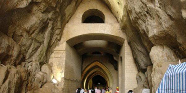 ingresso della crypta neapolitana a napoli