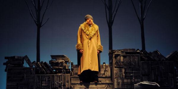 Der Mantel von D'Alatri auf der Bühne im Teatro Stabile di Napoli