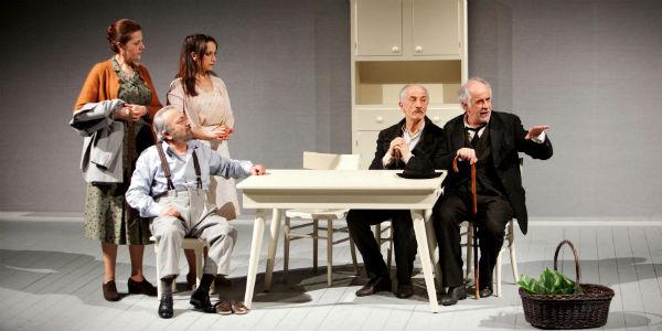 Cena do espetáculo As vozes do interior com Toni e Peppe Servillo no teatro San Ferdinando em Nápoles