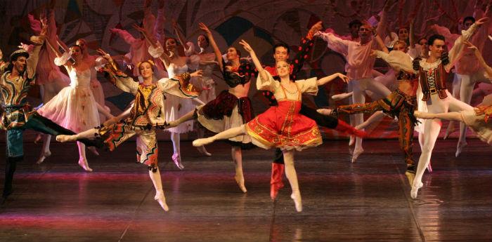 Das Nussknacker-Ballett auf der Bühne im Bellini-Theater in Neapel