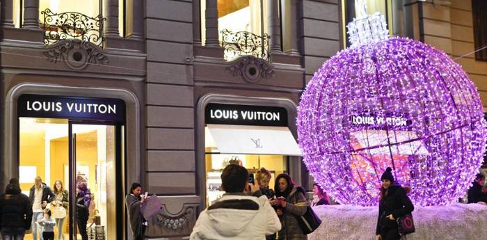 Boule de Noël parmi les illuminations de Naples