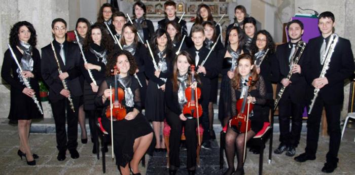 L'orchestra  Magna Graecia Flute Choir composta da giovani flautisti