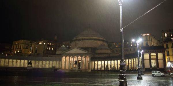 Foto di piazza del Plebiscito a Napoli al buio