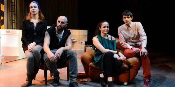 El elenco del espectáculo recuerda enojado en el Teatro Bellini de Nápoles