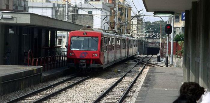 Treno della circumvesuviana EAV sciopero trasporti 6 dicembre 2013