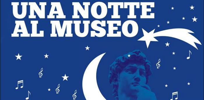 Cartaz do evento Una Notte al Museo, museus gratuitos em Nápoles em 28 de dezembro de 2013