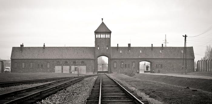 exterior del campo de concentración de Auschwitz en Polonia