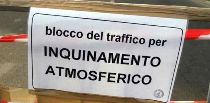 Insegna che avvisa del blocco del traffico causa inquinamento atmosferico