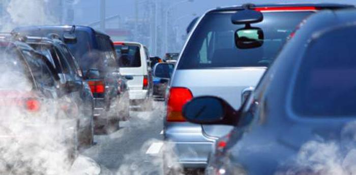 blocage de la voiture pour arrêter la circulation à Naples