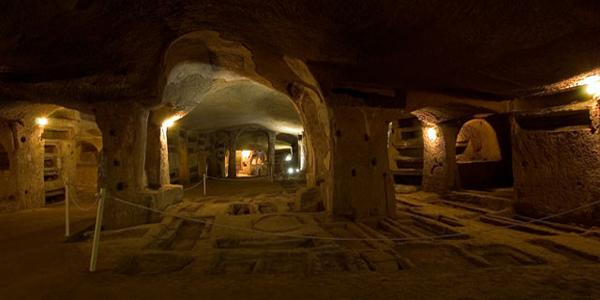 interior de las catacumbas de San Gennaro di Napoli