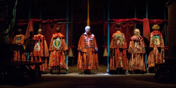 Performance-Szene Circo Equestre Sgueglia von Raffaele Viviani im Teatro Stabile di Napoli