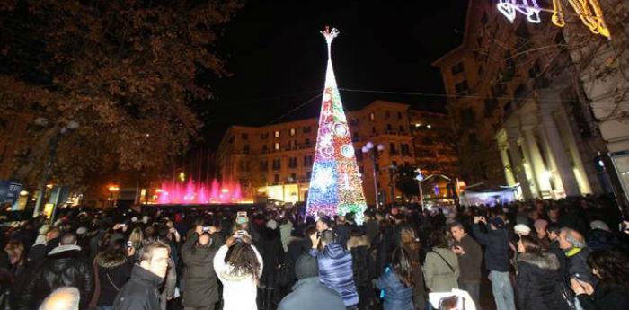 Photos of dancing musical fountains in Piazza Vanvitelli al Vomero