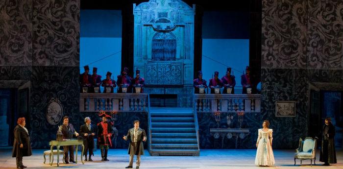 Cena do espetáculo Il Barbiere di Siviglia encenado no Teatro San Carlo em Nápoles