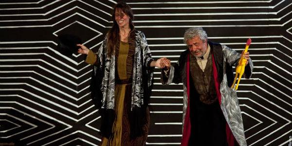 Una escena del espectáculo Sik Sik, el arquitecto de magia en el Teatro Nuovo en Nápoles