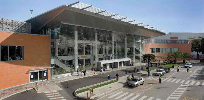 Imagem do aeroporto de Capodichino em Nápoles, novo ônibus c81 que chegará ao Centro Direzionale