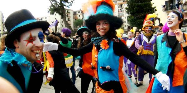 Carnaval de Scampia en Nápoles, desfila carros alegóricos