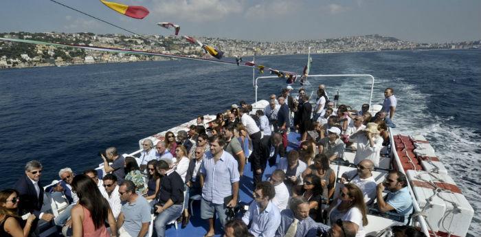 Foto der Bateau Mouche Tour durch den Golf von Neapel, die für den 2014 Sommer zurückkehrt