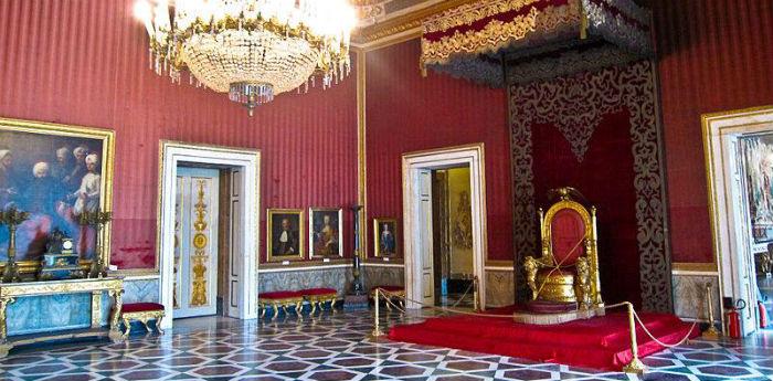 Une salle dans le Palais Royal de Naples qui accueillera le Grand Ball Court pour le Carnaval 2014