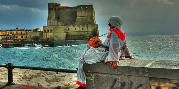 Paysage de Castel dell'Ovo à Naples avec Pulcinella pour le Carnaval 2014