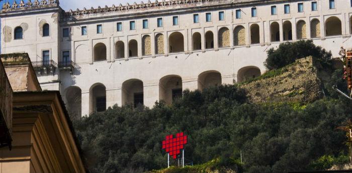 Инсталляция Heart of Naples реализована в Кастель Сант'Эльмо ​​на День святого Валентина