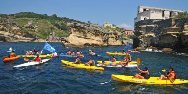 Leute, die am eingetauchten Park von Gaiola in Neapel Kayak fahren
