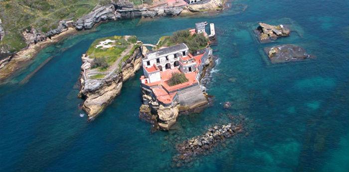 Foto des Unterwasserparks von Gaiola in Neapel