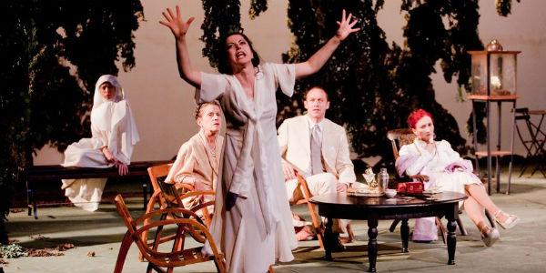 Uma cena dirigida por Elio de Capitani da ópera de Tennessee Williams De repente no verão passado no Teatro Bellini em Nápoles