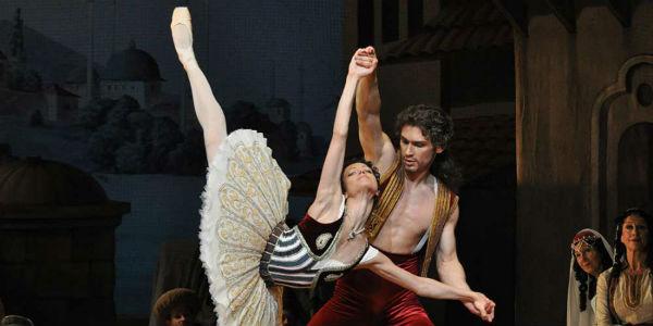 Una escena de Le Corsaire ballet en el escenario en el Teatro San Carlo de Nápoles