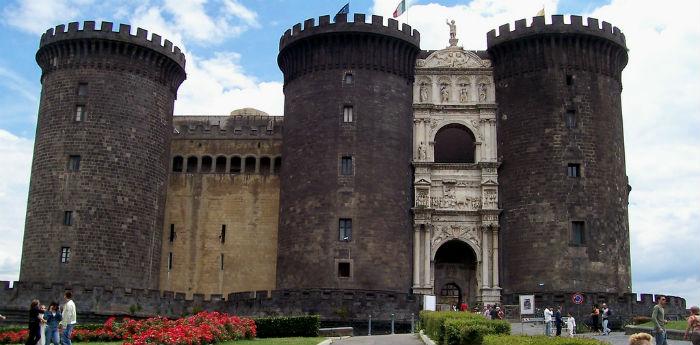 Hombre Angoino en Nápoles para el Día Internacional de la Guía Turística