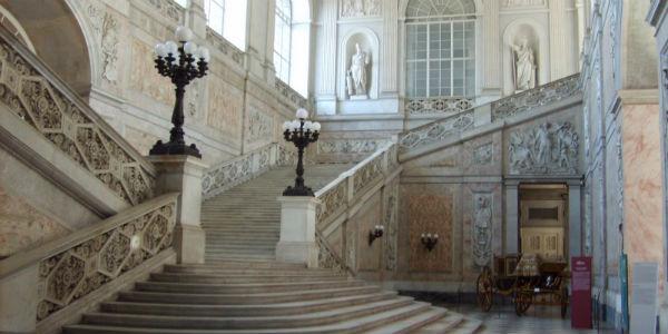 Entrada e escadaria do palácio real de Nápoles