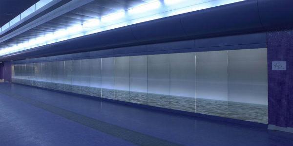 Fotografia dei pannelli luminosi di Robert Wilson nella mstazione della metro di Toledo a Napoli